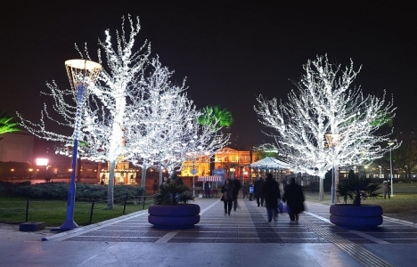 İzmir'in meydan ve bulvarları ışıklandırıldı!