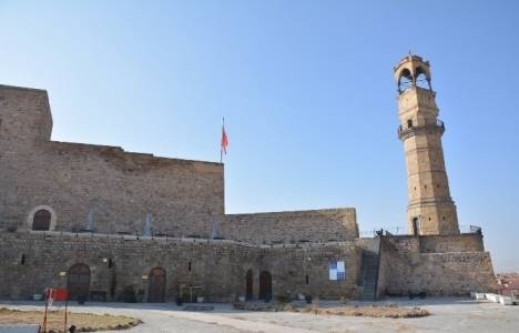 Niğde Kalesi'ndeki tarihi yapılar butik otel olacak!