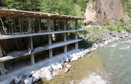 Fırtına Vadisi'ndeki kaçak yapı sahibi tarafından yıkıldı! 