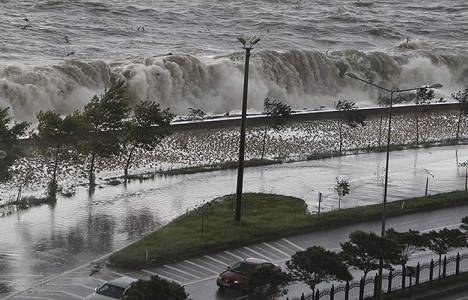 Giresun'da 6 metrelik dalgalar sahil yolunu kapattı!