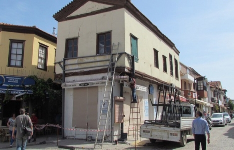Çeşme'deki tarihi bina restoresinde yıkılma tehlikesi!