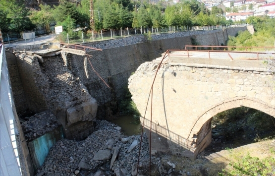 Elazığ daki tarihi Maden Köprüsü çöktü!
