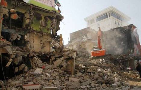 Van'da hasarlı binaların yıkım çalışmaları sürüyor!