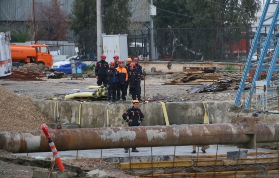 İzmir de metro vagonu yer altı park alanı inşaatında göçük!