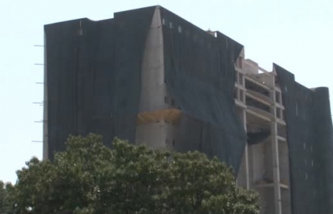 Adana'da uçuş hattındaki Emniyet Müdürlüğü binası yıkılıyor!