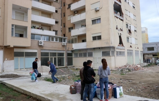 Arnavutluk ta depremzedeler güvenli binalara yerleşiyor!