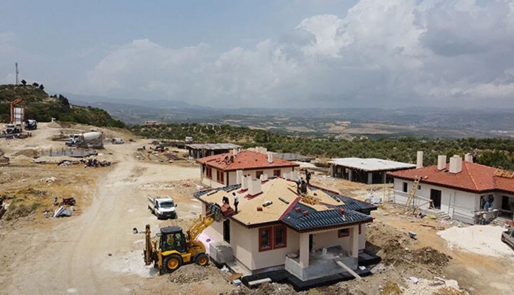 Hatay Altınözü nde depremzedeler için yapılan köy tipi afet evlerinin inşaatı tam gaz!