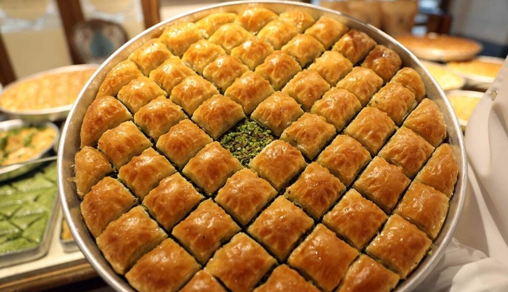 Ramazan ın vazgeçilmezi baklava fiyatları uçtu, görünce inanamayacaksınız! İşte Güllüoğlu nun fiyat listesi...