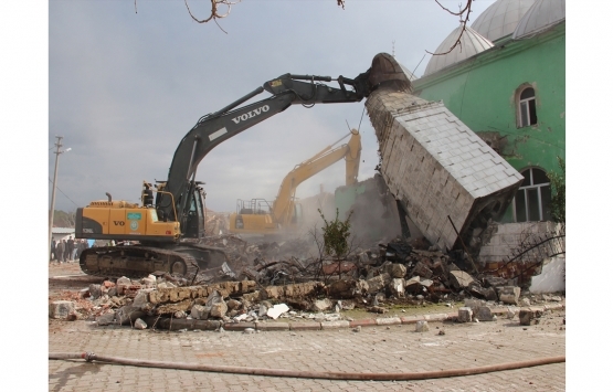 Manisa da depremden hasar gören binalar yıkılıyor!