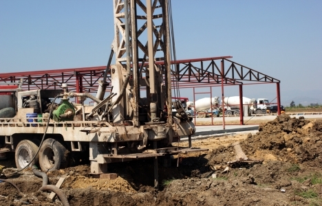 Kocaeli'nde zemin etüdü yaparken boru hattını deldiler!