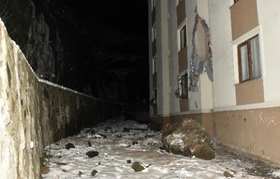 Gümüşhane’de dev kayalar 10 katlı binanın üzerine düştü!