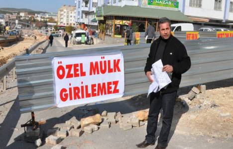 Arazisinden geçen yolu trafiğe kapattı!