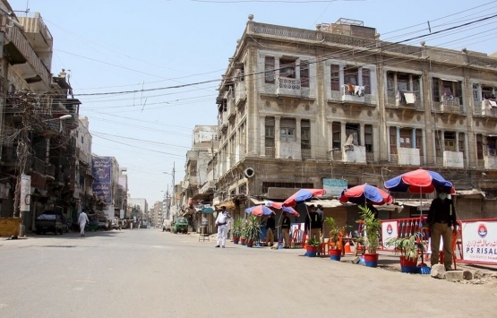 Pakistan Karaçi'de kaçak yapı savaşı!