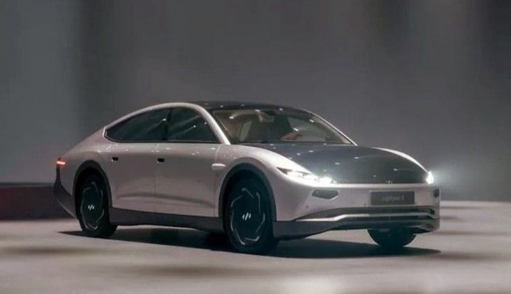 Dünyanın ilk güneş enerjili arabası çıktı