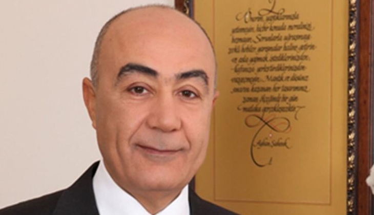 Hüsnü Akhan Kimdir?