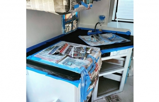 Kendi imkanlarıyla eski karavanı eve dönüştürdü!