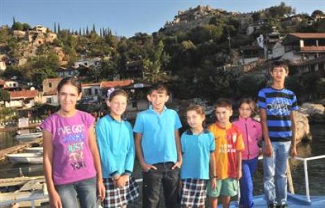 Kaleköy'de öğrenciler okula tekneyle gidiyor!