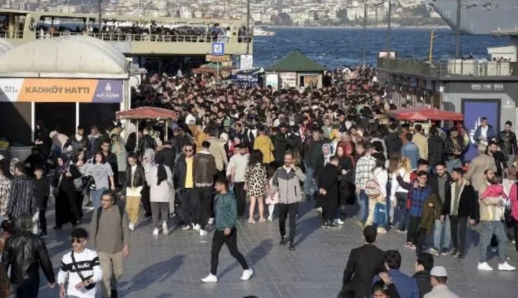 Ulaşım kilitlendi! Tramvay seferleri yapılamadı, yaya ve araç trafiği durdu, vapur ve Marmaray seferleri aksadı!