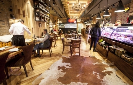 Tanju Zarkan antik ağaç masa ve mobilyada dünya markası oldu!