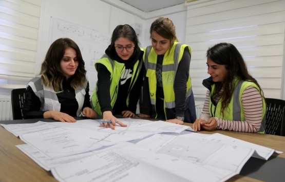 Yusufeli Barajı inşaatında 25 kadın çalışıyor!