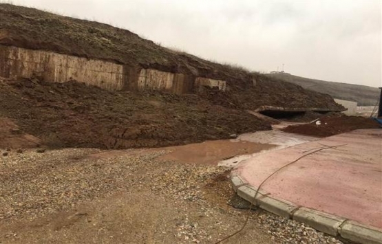 Çorum da küçük sanayi sitesinin istinat duvarı çöktü!