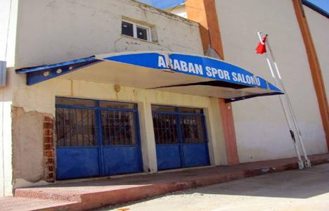 Araban Kapalı Spor Salonu yetkililerin ilgisini bekliyor!