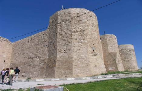 Karaman kalesi kazı çalışmalarında mimari yapılara rastlanıldı!