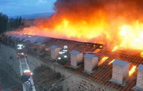 Samsun'daki Taşhan çıkan yangında kullanılamaz hale geldi!