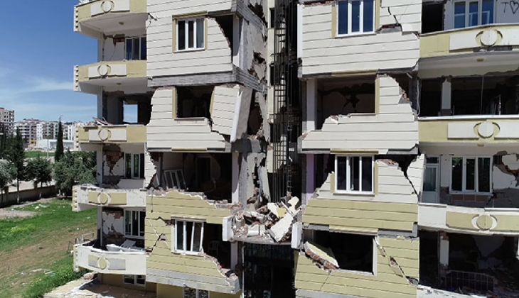 Büyükçekmece de deprem riski taşıyan blokların yıkımına başlandı