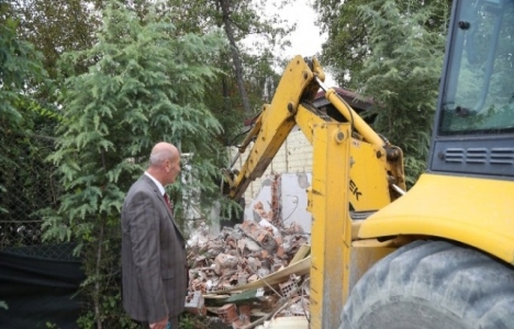 Sapanca'da kaçak yapılar yıkılıyor!