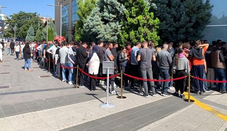 İndirimli iPhone da kuyruk sosyal medyada gündem oldu! En ucuz iPhone nerede satılıyor?