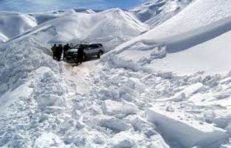 Çığdan kapanan yollar açılıyor!