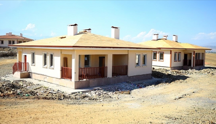 Kahramanmaraş Valisi Ünlüer: İl genelinde yıl sonuna kadar 10 bine yakın deprem konutu teslim edilecek!