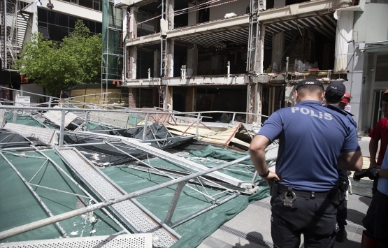 Çankaya da inşaat iskelesi çöktü: 2 yaralı!