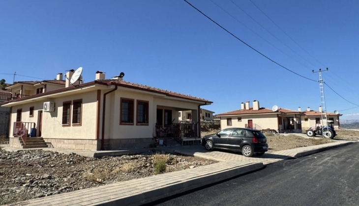 Depremzedeler için yapılan 531 köy evi teslim edildi! 3 bin 302 kırsal konutun da kurası çekildi!