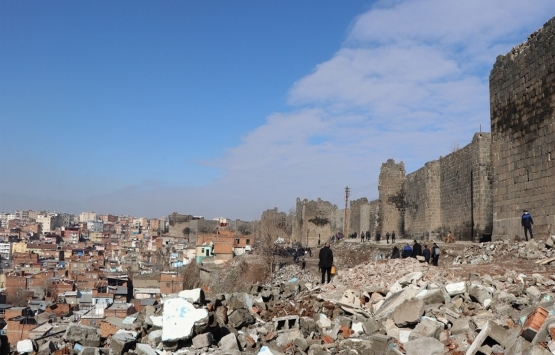 Diyarbakır surlarının etrafındaki kaçak yapılar yıkılıyor! 