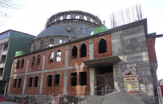 Sultangazi'de cami inşaatının kubbesindeki iskele çöktü!