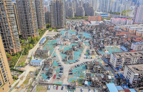 Çin Şanghay halkı evlerini satmıyor!