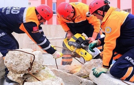 Siirt'te iki katlı ev çöktü!
