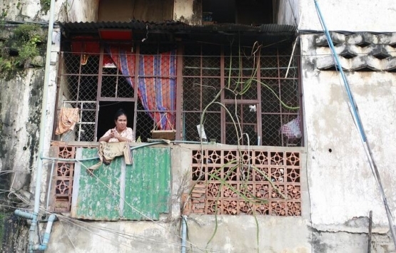 Kamboçya da eski binada kendi devletlerini kurdular!