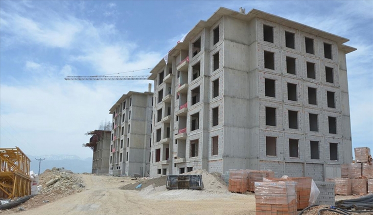 Bakan Özhaseki den deprem konutu açıklaması: 1.240 yerde şantiyemiz var, yıl sonuna kadar 200 bin konut teslim edeceğiz