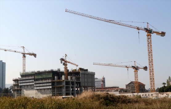 Maaşlarının ödenmesini isteyen inşaat işçileri, vinçte eylem yaptı!