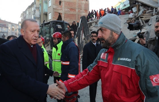 Cumhurbaşkanı Erdoğan dan süratle yeniden inşa mesajı: Gecikemeyiz!