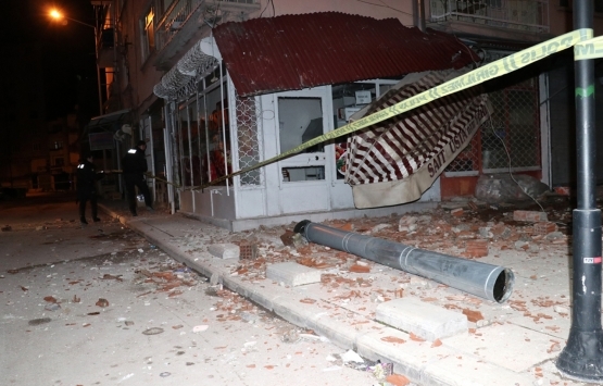 Elazığ da depremde hasarlanan 5 katlı binanın çatısı çöktü!