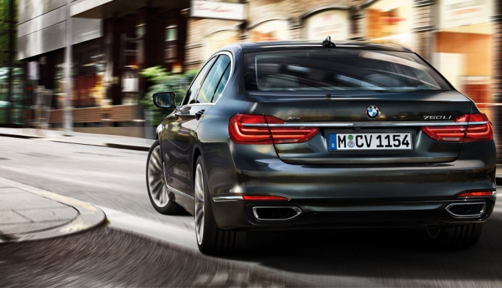 BMW nin amiral gemisi 7 serisi üst düzey performans sunuyor! Hız delisi araç bayilerde