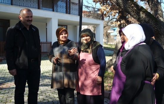 Kirada oturan Belediye Başkanı Ali Aykurt, lojmanını üretici kadınlara tahsis etti!