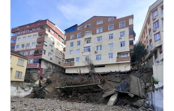 Küçükçekmece’de istinat duvarı çöken apartman boşaltıldı!
