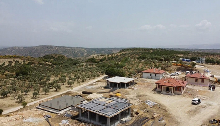 Hatay Altınözü nde depremzedeler için yapılan köy tipi afet evlerinin inşaatı tam gaz!