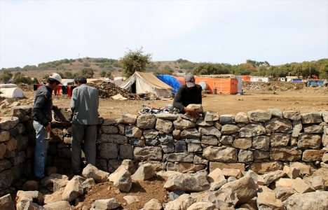 Çadır kamplardaki Suriyeliler korunaklı evler inşa ediyor!