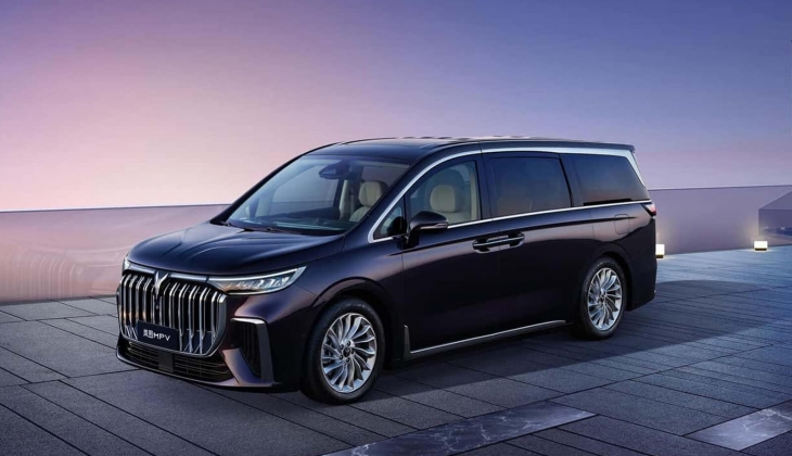 Çin in amiral gemisi olarak adlandırdığı otomobil modeli Türkiye de! Merakla beklenen Voyah Dream ın fiyatı belli oldu!